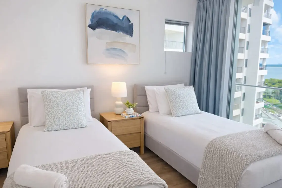 77ce90a5 c042 4d dX7l6